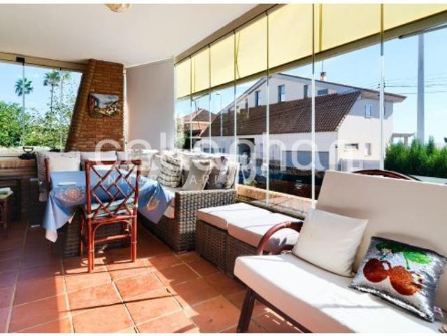 Chalet exclusivo con vistas al mar y acceso directo a la playa