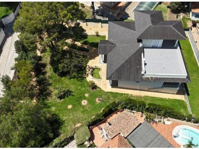 CHALET EXCLUSIVO CON GRAN PARCELA, PRIVACIDAD Y ACABADOS DE LUJO