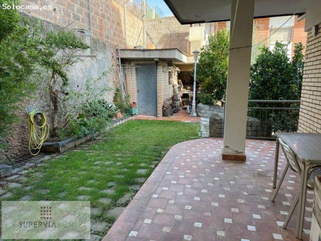 Chalet exclusivo con piscina, gran garaje y comedor de verano a pie de montaña