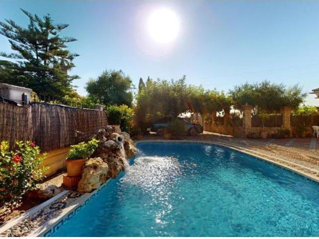 Chalet exclusivo con piscina, jardín y 407 m2 construidos a 9 km de Córdoba