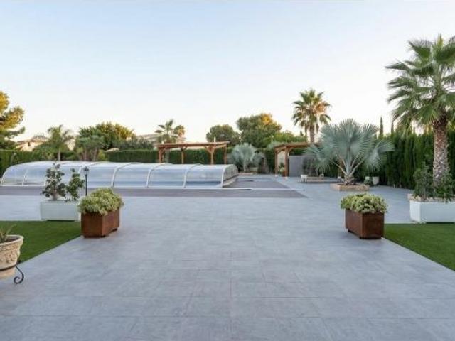 Chalet exclusivo en Matola con piscina cubierta, barbacoa techada y parcela segregable de 5.000m2