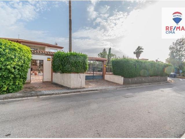 CHALET EXCLUSIVO EN OTURA URBANIZACION LOS ALIJARES CON PARCELA DE 3.748 M2