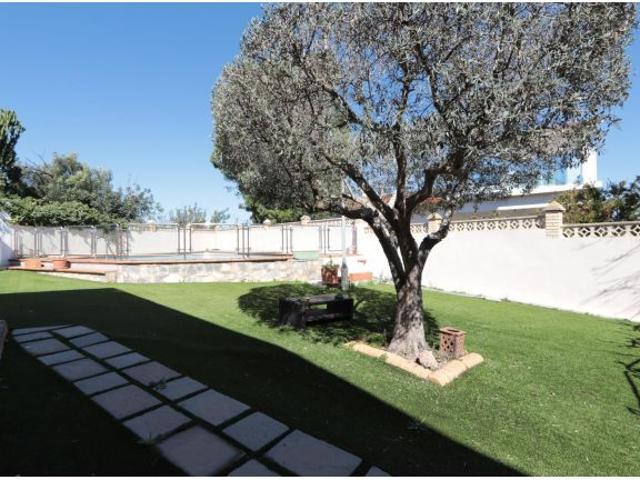 CHALET EXCLUSIVO EN PARCELA DE1.954 M2 EN EL PARQUE NATURAL DE TENTEGORRA CON PISCINA PRIVADA Y GRA