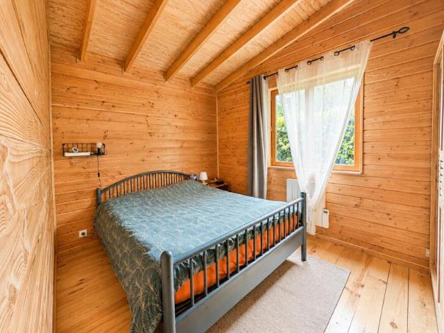 Chalet familial avec jardin arboré dans un environnement pri