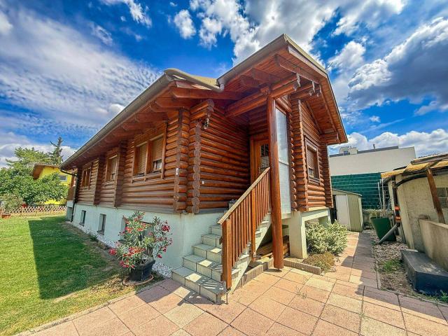 Chalet Feeling mitten in Donaufeld Naturstamm Blockhaus mit Sauna, Kamin und Garten