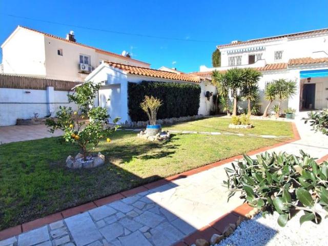Chalet independiente 323m en parcela de 1.035m