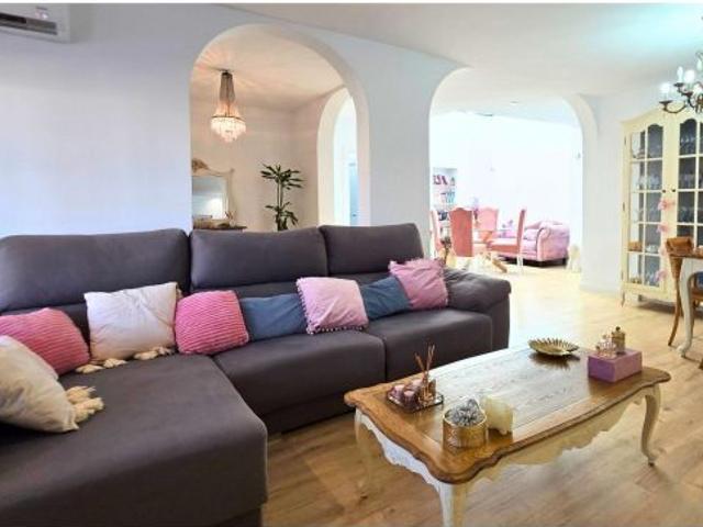 Chalet Independiente Totalmente Reformado con Gran Parcela de 800m2 en la Urbanización de Roquetas d