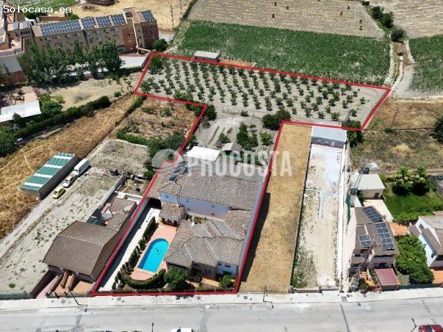 CHALET INDEPENDIENTE CON 3.263 M² DE PARCELA, PISCINA Y GRAN ALMACÉN DE 680 M²
