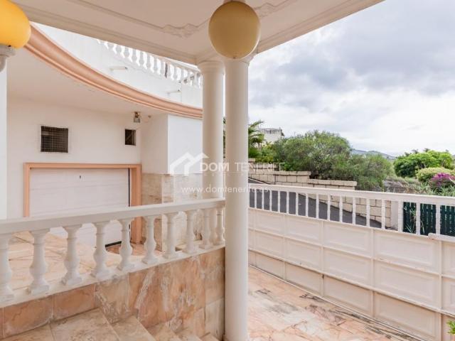 Chalet Independiente con 3 dormitorios en Chayofa en venta 314m² Arona
