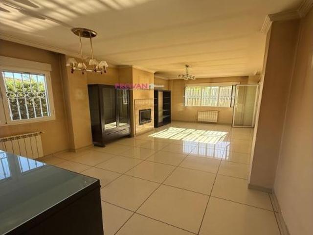 CHALET INDEPENDIENTE CON 4 DORMITORIOS EN UNA PLANTA! PARCERLA DE 500 m2 CON RAMPA DE ACCESO. TE