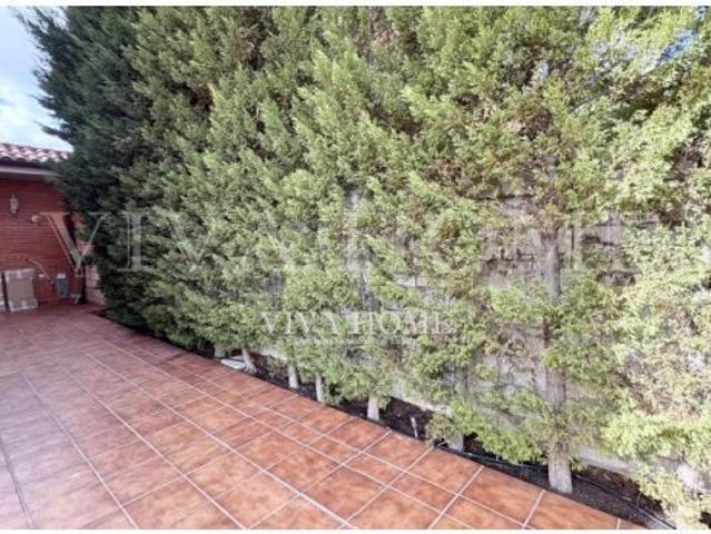 CHALET INDEPENDIENTE CON 560 M DE PARCELA, 4 HABITACIONES, 3 PLANTAS Y PISCINA