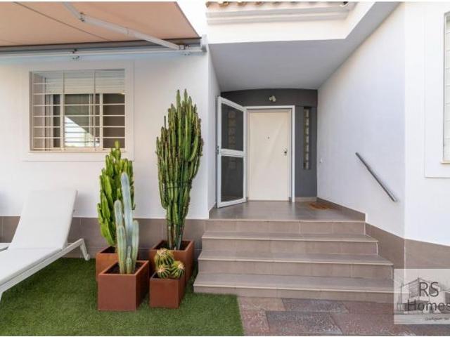 Chalet independiente con carácter y luz natural en parcela esquinera de 600 m² en la exclusiva urban