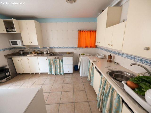 Chalet independiente con amplia parcela, jardín y gran terraza en La Ñora