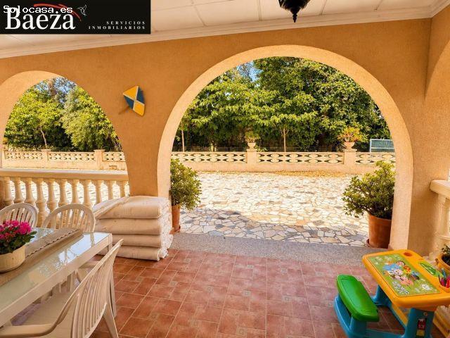 Chalet independiente con amplia parcela privada, garaje, almacén y gran zona de ocio en Mutxamel