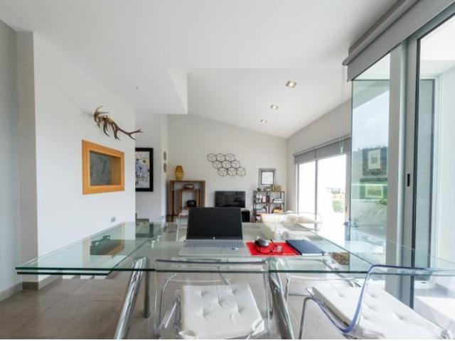 ¡Chalet independiente con amplias terrazas y zona exterior en La Solana Arucas!