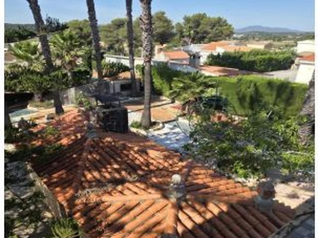Chalet independiente con dos viviendas, piscina y gran parcela en Monserrat