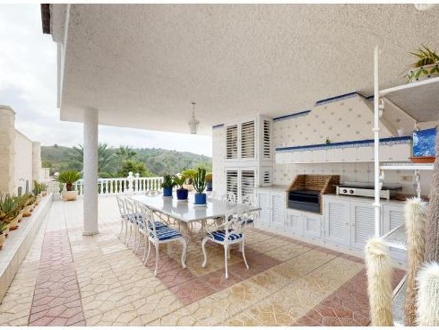 ? Chalet Independiente con Encanto en Parcela de 1.200 m² – 6 Dormitorios, Piscina y Amplios Jardine