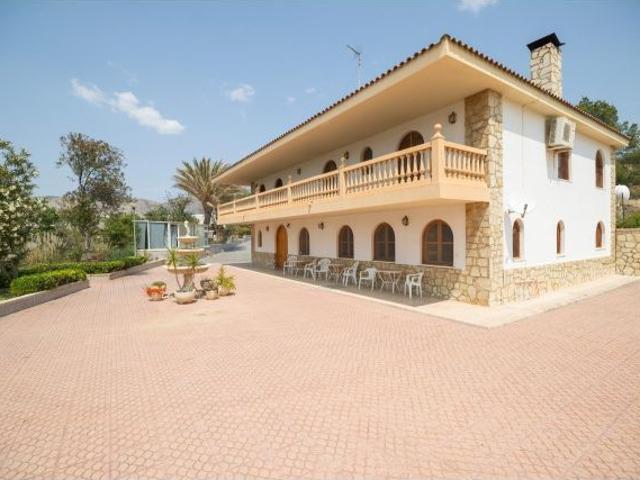 Chalet independiente con parcela y piscina climatizada en venta en Jijona Alicante