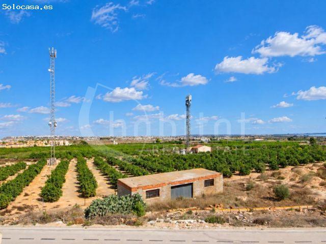 Chalet independiente con parcela, aparcamiento, solárium y piscina comunitaria