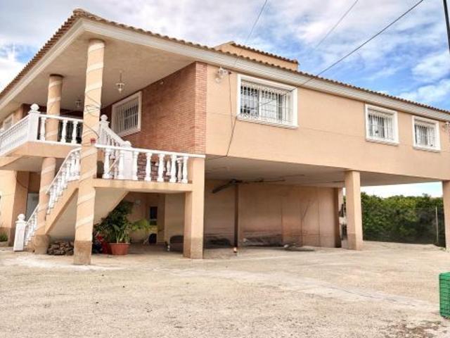 Chalet independiente con parcela de 930 m2, piscina y bajo auxiliar en La Albatalía