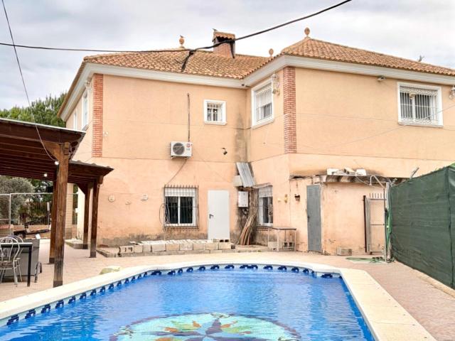Chalet independiente con parcela de 930 m2, piscina y bajo auxiliar en La Albatalía