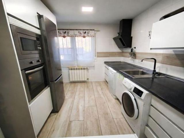 CHALET INDEPENDIENTE CON PISCINA, 5 DORMITORIOS, VESTIDOR Y PLACAS SOLARES: ESPACIO Y CALIDAD DE VID