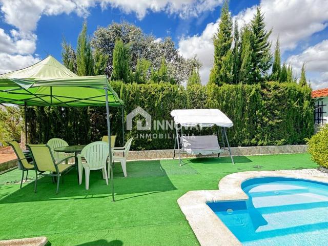 Chalet independiente con piscina y dos viviendas en Atalaya del Alberche