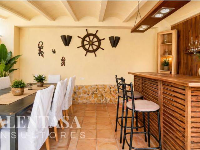 Chalet independiente con piscina y gran parcela en L'Eliana: Confort, amplitud y excelente ubicación a un paso del centr