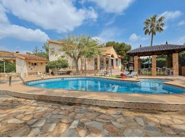 Chalet independiente con piscina y gran parcela junto al Club de Tenis