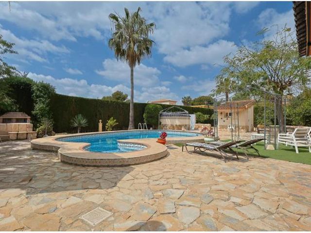 Chalet independiente con piscina y gran parcela junto al Club de Tenis