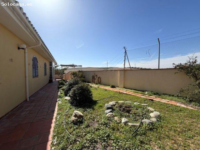 Chalet independiente con piscina y vida en una planta, con vistas abiertas a