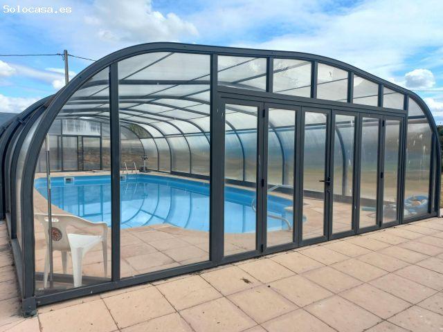 Chalet independiente con piscina y vistas a la montaña en Torrecaballeros