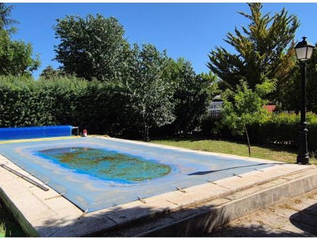 Chalet independiente con piscina, bodega y amplia parcela ajardinada