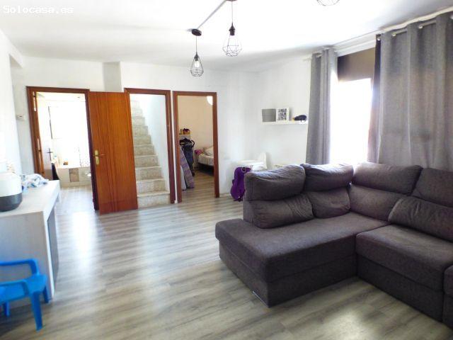 Chalet independiente con piscina, campo de fútbol y amplias terrazas. ¡Ideal para familias y amantes