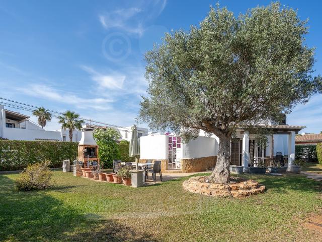 Chalet independiente con piscina comunitaria en zona residencial de Cala Egos