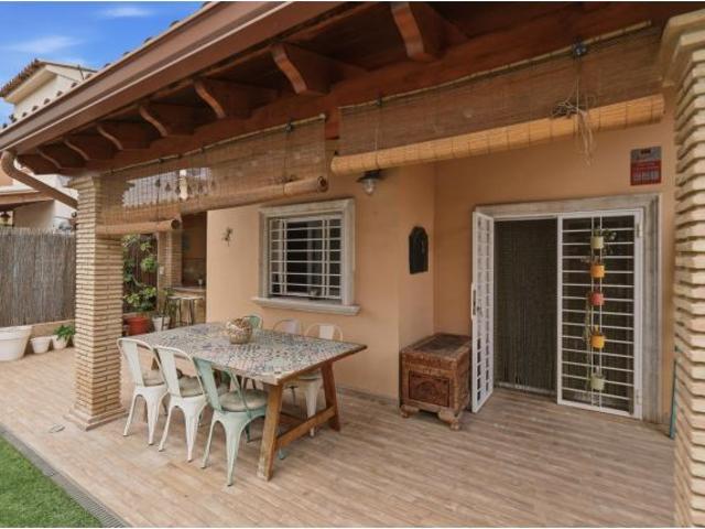 Chalet independiente con piscina climatizable, zona chill out y garaje cubierto en Maravisa