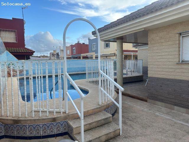 Chalet independiente con piscina en Los Urrutias