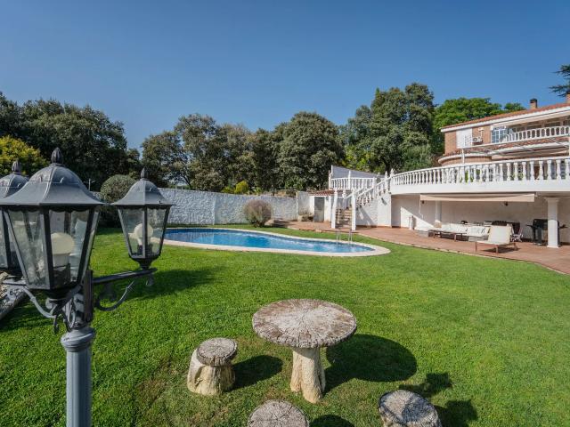 CHALET INDEPENDIENTE CON PISCINA EN PARCELA DE 1260 m²