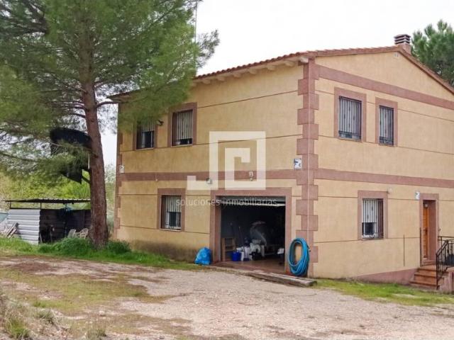 Chalet independiente con piscina, garaje, 3 habitaciones, 2 baños y parcela en El Ballestar