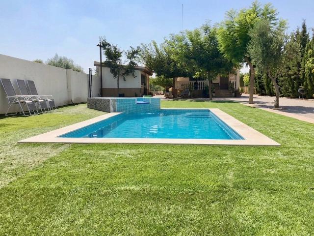 Chalet independiente con piscina, jardín y 7 dormitorios en. 380m² San Vicente del Raspeig