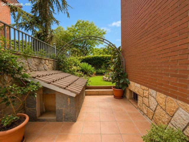 Chalet independiente con piscina, jardín y garaje para 4 coches