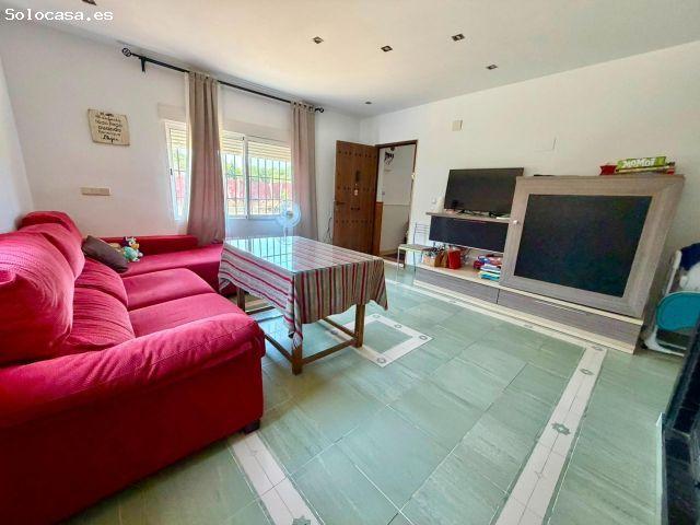 Chalet independiente con piscina, placas solares y amplia parcela en Urbanización Cuevas Bajas