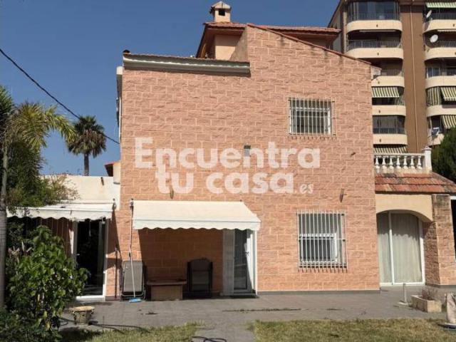 Chalet independiente con piscina privada a pocos metros de Playa Muchavista en zona residencial exclusiva!