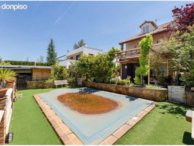 Chalet independiente con piscina privada en Barrio de Monachil – Vistas espectaculares y gran parcel