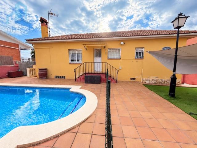 CHALET INDEPENDIENTE CON PISCINA PRIVADA EN LA URBANIZACIÓN LA COMA CREIXEL