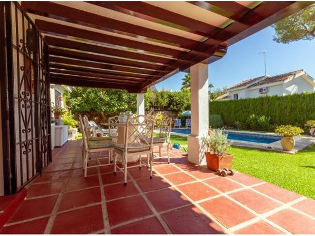 Chalet independiente con piscina privada y total privacidad en Calahonda