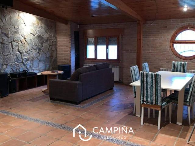 Chalet independiente con terreno, piscina y muchas comodidades