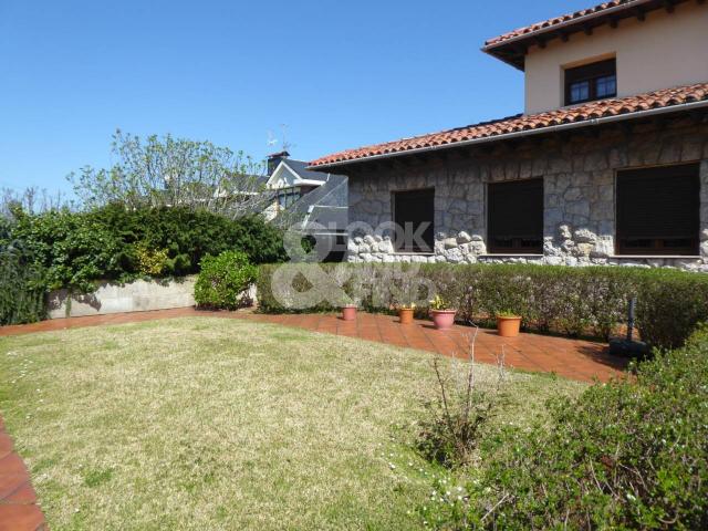 Chalet independiente de 408 m2. con finca urbana de 1.041