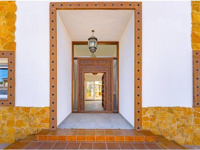 CHALET INDEPENDIENTE DE 452 M2 CON GRAN PARCELA Y ESPECTACULAR ZONA DE PISCINA EN RÍO PARK