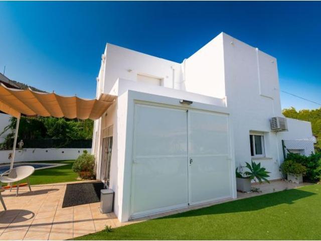 Chalet independiente de 200m2 con 538m2 de parcela, cuatro dormitorios, garaje y piscina en zona tra